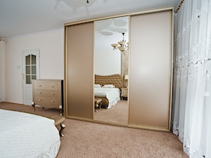 Pokój styl Art Deco - Duża biała sypialnia, styl glamour - zdjęcie od irfoto - fotografia wnętrz i architektury