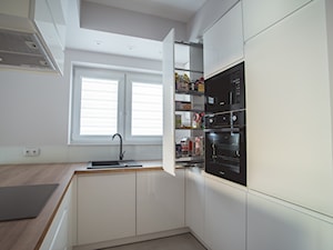 Kuchnia Nowoczesna - Średnia z salonem biała z zabudowaną lodówką z nablatowym zlewozmywakiem kuchnia w kształcie litery u z oknem, styl nowoczesny - zdjęcie od irfoto - fotografia wnętrz i architektury