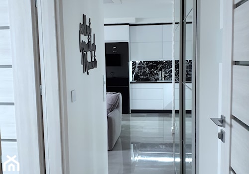 remont - Średni biały hol / przedpokój, styl nowoczesny - zdjęcie od Wiola Czarnojan