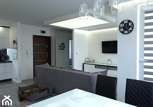 remont - Mały biały szary salon z kuchnią z jadalnią, styl nowoczesny - zdjęcie od Wiola Czarnojan