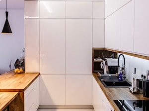 pOR_009 - Gold&Marable - Mała otwarta z salonem biała z zabudowaną lodówką z nablatowym zlewozmywakiem kuchnia w kształcie litery u, styl nowoczesny - zdjęcie od Project[OR] Group