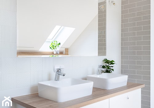 Nowoczesne wnętrze z turkusem - Średnia na poddaszu z lustrem z dwoma umywalkami z marmurową podłogą z punktowym oświetleniem łazienka z oknem, styl skandynawski - zdjęcie od MOOD-STUDIO