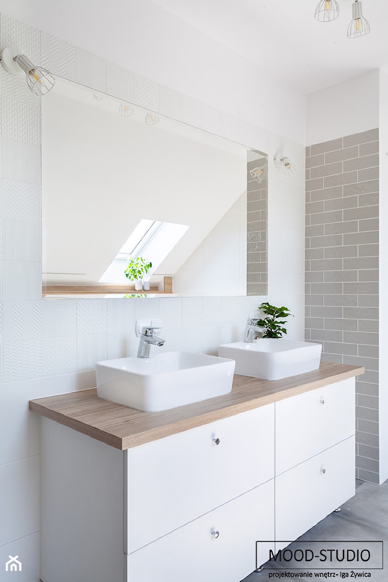 Nowoczesne wnętrze z turkusem - Średnia na poddaszu z lustrem z dwoma umywalkami z marmurową podłogą z punktowym oświetleniem łazienka z oknem, styl skandynawski - zdjęcie od MOOD-STUDIO