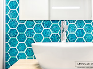 łazienka z kolorem, płytki dekoracyjne, mozaika - zdjęcie od MOOD-STUDIO