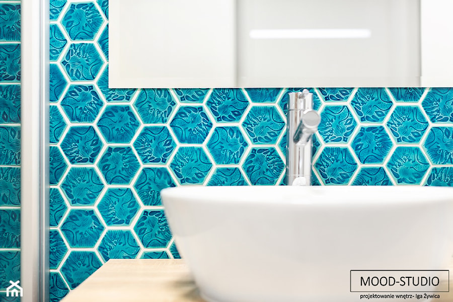 łazienka z kolorem, płytki dekoracyjne, mozaika - zdjęcie od MOOD-STUDIO