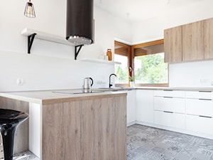 biało-drewniana kuchnia - zdjęcie od MOOD-STUDIO