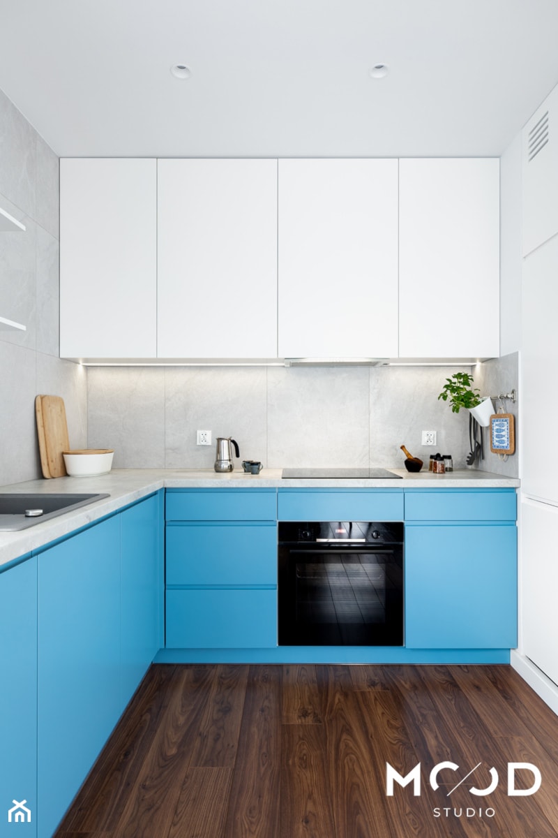 Kuchnia z niebieskimi frontami - zdjęcie od MOOD-STUDIO