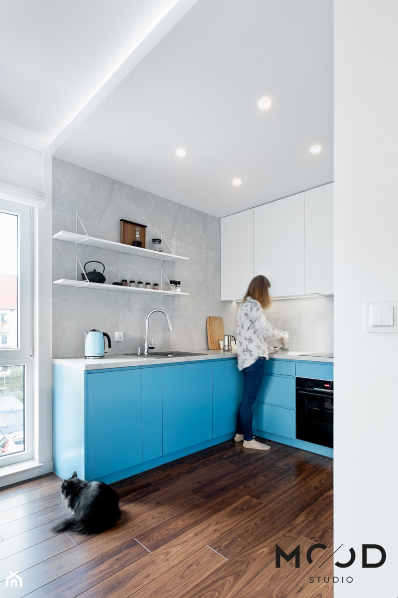 Kuchnia z niebieskimi frontami - zdjęcie od MOOD-STUDIO