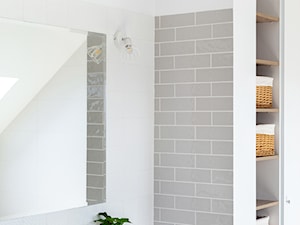 Nowoczesne wnętrze z turkusem - Mała bez okna z lustrem z dwoma umywalkami łazienka, styl skandynawski - zdjęcie od MOOD-STUDIO
