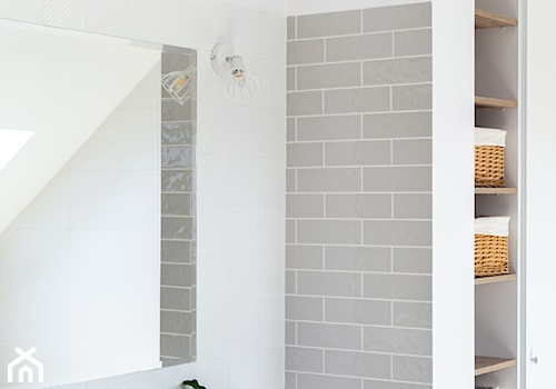 Nowoczesne wnętrze z turkusem - Mała bez okna z lustrem z dwoma umywalkami łazienka, styl skandynawski - zdjęcie od MOOD-STUDIO