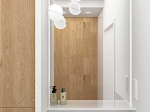 Węgry - biel i drewno - Mała bez okna z lustrem z punktowym oświetleniem łazienka - zdjęcie od MOOD-STUDIO