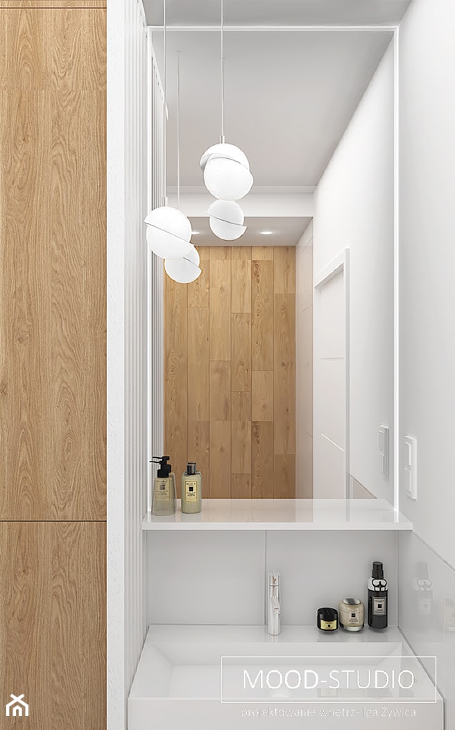 Węgry - biel i drewno - Mała bez okna z lustrem z punktowym oświetleniem łazienka - zdjęcie od MOOD-STUDIO - Homebook