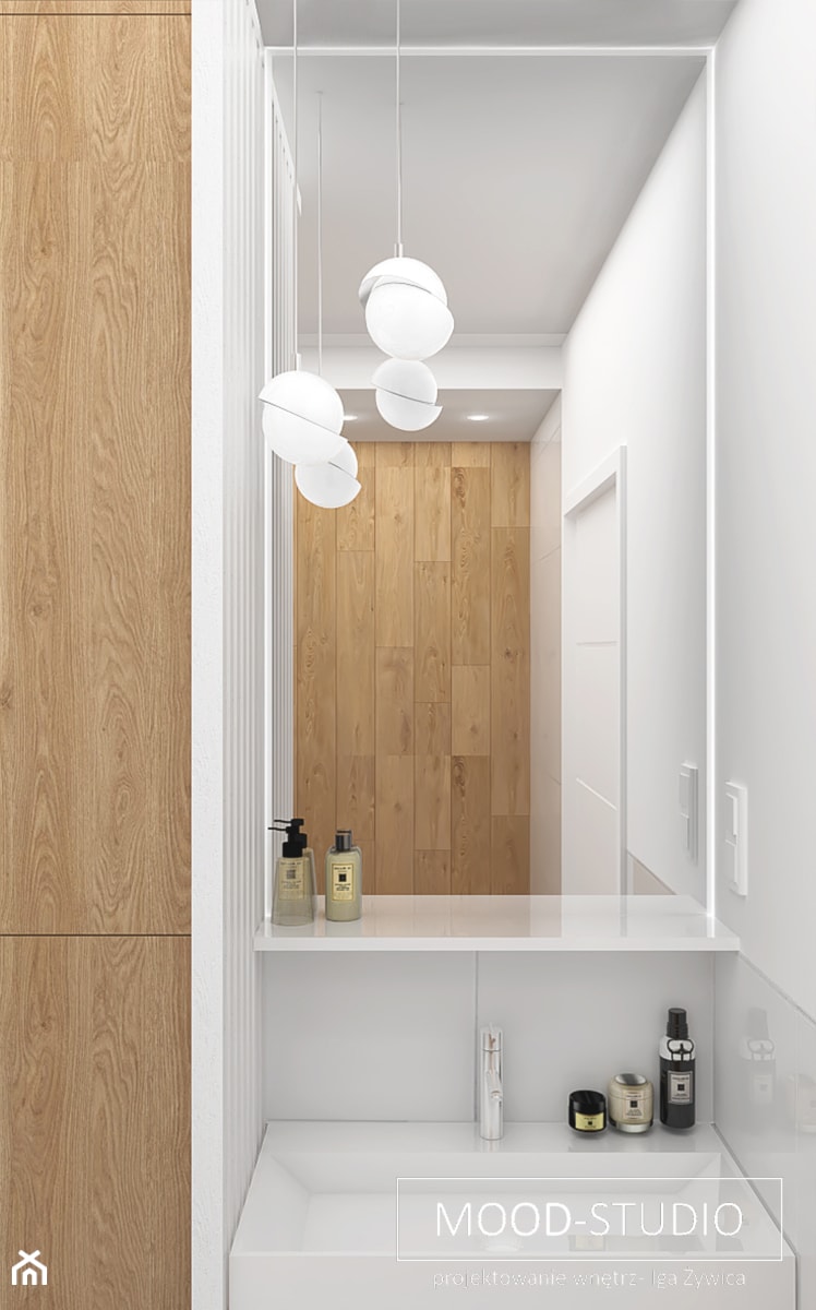 Węgry - biel i drewno - Mała bez okna z lustrem z punktowym oświetleniem łazienka - zdjęcie od MOOD-STUDIO