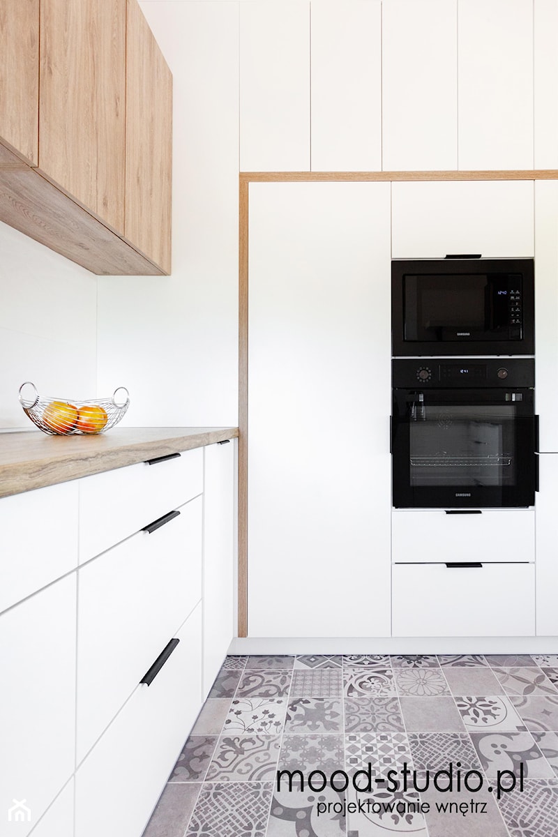 Biała kuchnia, drewniana opaska, płytka patchwork - zdjęcie od MOOD-STUDIO