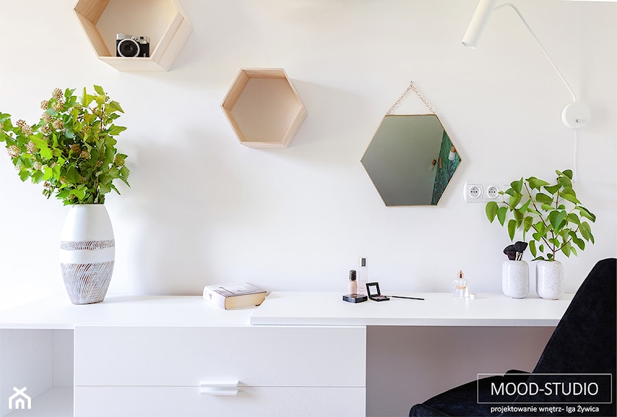 Nowoczesne wnętrze z turkusem - Mała biała sypialnia, styl nowoczesny - zdjęcie od MOOD-STUDIO