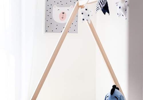 Nowoczesne wnętrze z turkusem - Mały biały pokój dziecka dla dziecka dla chłopca, styl skandynawski - zdjęcie od MOOD-STUDIO