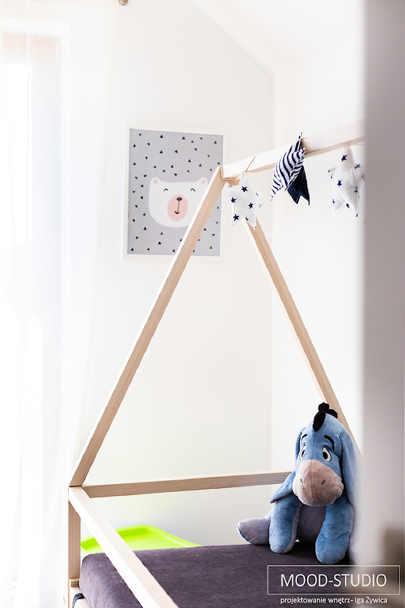 Nowoczesne wnętrze z turkusem - Mały biały pokój dziecka dla dziecka dla chłopca, styl skandynawski - zdjęcie od MOOD-STUDIO