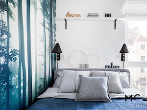Sypialnia z leśną tapetą - zdjęcie od MOOD-STUDIO