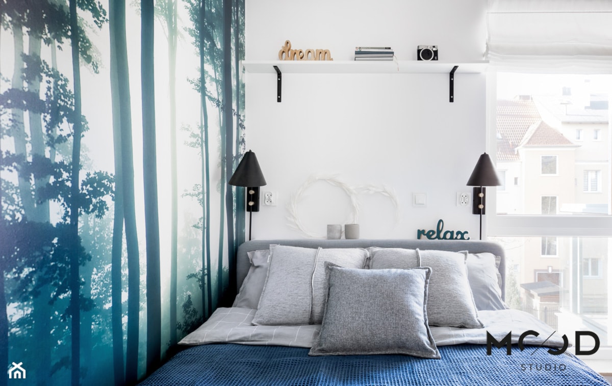 Sypialnia z leśną tapetą - zdjęcie od MOOD-STUDIO - Homebook