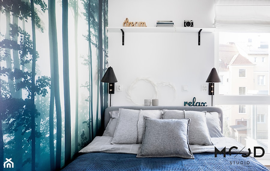 Sypialnia z leśną tapetą - zdjęcie od MOOD-STUDIO