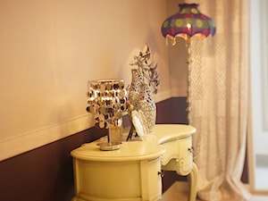 Mała brązowa szara sypialnia, styl vintage - zdjęcie od antykikoneser