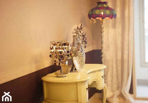 Mała brązowa szara sypialnia, styl vintage - zdjęcie od antykikoneser