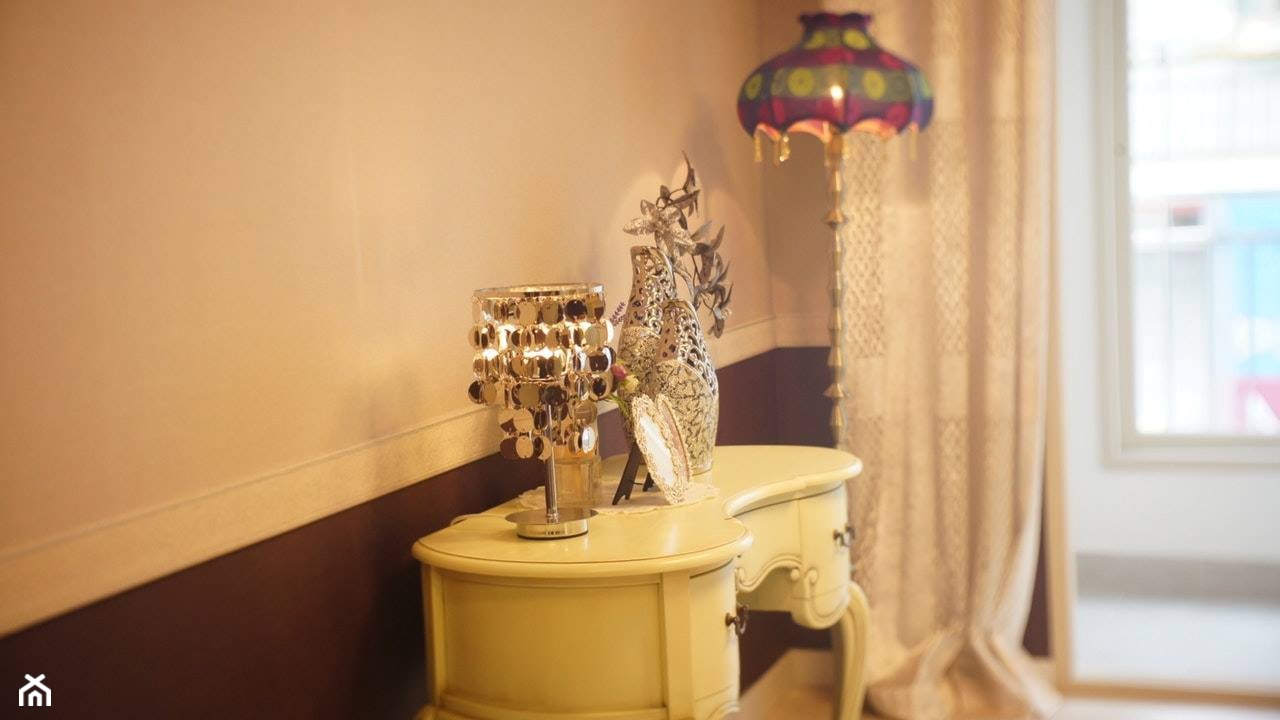 Mała brązowa szara sypialnia, styl vintage - zdjęcie od antykikoneser - Homebook