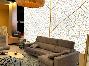 sofa na tle liścia - zdjęcie od DOMOKREACJE Studio Aranżacji Wnętrz