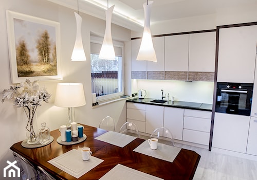 Apartament Żoliborz - Średnia otwarta z salonem beżowa z zabudowaną lodówką z podblatowym zlewozmywakiem kuchnia jednorzędowa z oknem - zdjęcie od Artkam