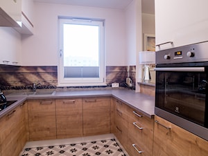 apartament Bemowo - Mała zamknięta z kamiennym blatem biała z zabudowaną lodówką z nablatowym zlewozmywakiem kuchnia w kształcie litery u z oknem - zdjęcie od Artkam
