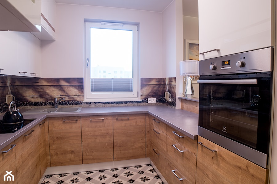 apartament Bemowo - Mała zamknięta z kamiennym blatem biała z zabudowaną lodówką z nablatowym zlewozmywakiem kuchnia w kształcie litery u z oknem - zdjęcie od Artkam