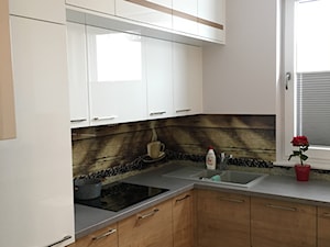 apartament Bemowo - Mała zamknięta z kamiennym blatem biała z zabudowaną lodówką z nablatowym zlewozmywakiem kuchnia w kształcie litery l z oknem - zdjęcie od Artkam