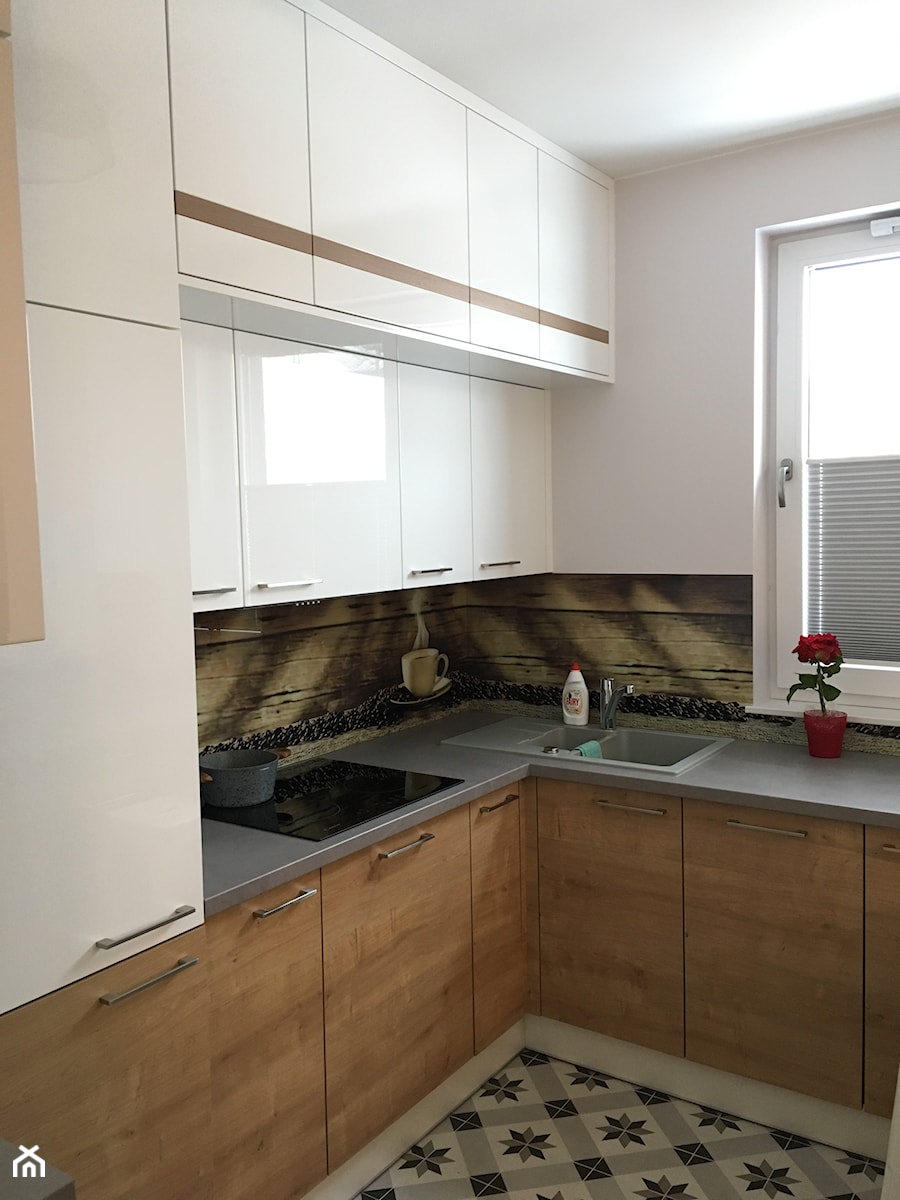 apartament Bemowo - Mała zamknięta z kamiennym blatem biała z zabudowaną lodówką z nablatowym zlewozmywakiem kuchnia w kształcie litery l z oknem - zdjęcie od Artkam