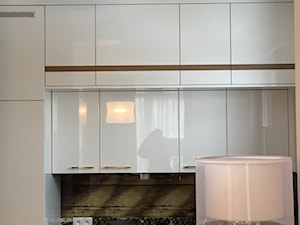 apartament Bemowo - Mała zamknięta z kamiennym blatem z zabudowaną lodówką z nablatowym zlewozmywakiem kuchnia w kształcie litery l z marmurem nad blatem kuchennym - zdjęcie od Artkam