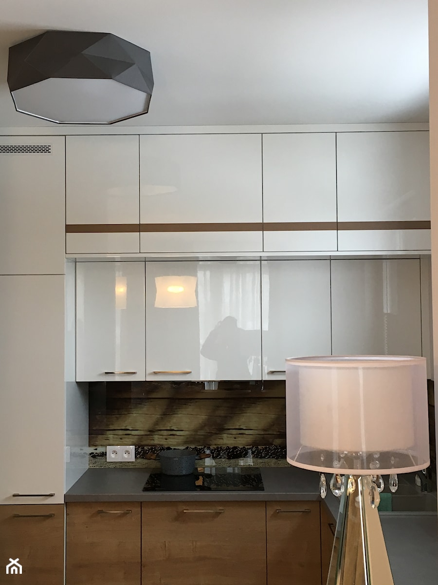 apartament Bemowo - Mała zamknięta z kamiennym blatem z zabudowaną lodówką z nablatowym zlewozmywakiem kuchnia w kształcie litery l z marmurem nad blatem kuchennym - zdjęcie od Artkam