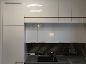 apartament Bemowo - Mała otwarta z salonem szara z zabudowaną lodówką z nablatowym zlewozmywakiem kuchnia w kształcie litery l - zdjęcie od Artkam
