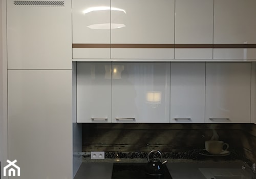 apartament Bemowo - Mała otwarta z salonem szara z zabudowaną lodówką z nablatowym zlewozmywakiem kuchnia w kształcie litery l - zdjęcie od Artkam