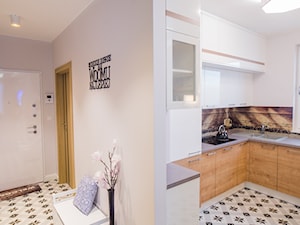 apartament Bemowo - Średnia otwarta z kamiennym blatem biała z zabudowaną lodówką z nablatowym zlewozmywakiem kuchnia w kształcie litery g z oknem - zdjęcie od Artkam