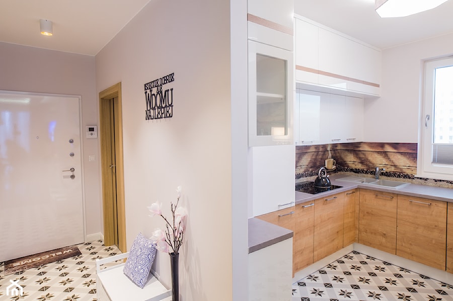 apartament Bemowo - Średnia otwarta z kamiennym blatem biała z zabudowaną lodówką z nablatowym zlewozmywakiem kuchnia w kształcie litery g z oknem - zdjęcie od Artkam
