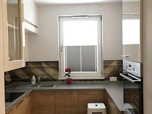 apartament Bemowo - Średnia otwarta biała z zabudowaną lodówką z nablatowym zlewozmywakiem kuchnia w kształcie litery u z oknem - zdjęcie od Artkam