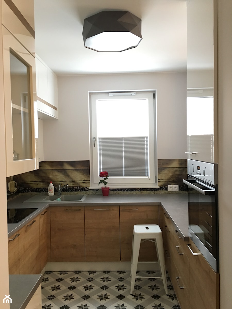 apartament Bemowo - Średnia otwarta biała z zabudowaną lodówką z nablatowym zlewozmywakiem kuchnia w kształcie litery u z oknem - zdjęcie od Artkam