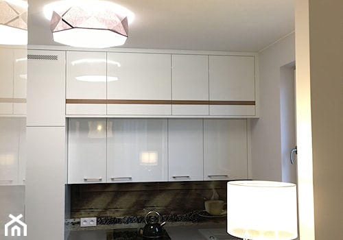 apartament Bemowo - Mała otwarta z salonem biała z zabudowaną lodówką z nablatowym zlewozmywakiem kuchnia w kształcie litery u z oknem - zdjęcie od Artkam