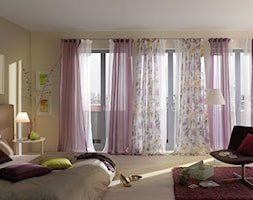 Inspiracje wystroju wnętrz - Duża beżowa sypialnia z balkonem / tarasem, styl nowoczesny - zdjęcie od Virtuossi Design - Homebook
