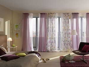 Inspiracje wystroju wnętrz - Duża beżowa sypialnia z balkonem / tarasem, styl nowoczesny - zdjęcie od Virtuossi Design