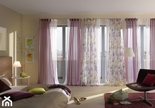 Inspiracje wystroju wnętrz - Duża beżowa sypialnia z balkonem / tarasem, styl nowoczesny - zdjęcie od Virtuossi Design