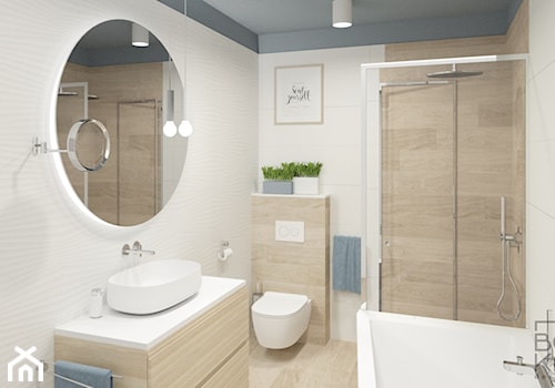 Łazienka w drewnie w połączeniu z bielą i niebieskim - zdjęcie od Boka Design