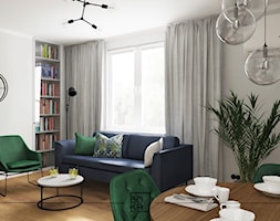 Salon z granatową sofą i zielonym fotelem - zdjęcie od Boka Design - Homebook