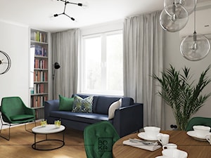 Salon z granatową sofą i zielonym fotelem - zdjęcie od Boka Design