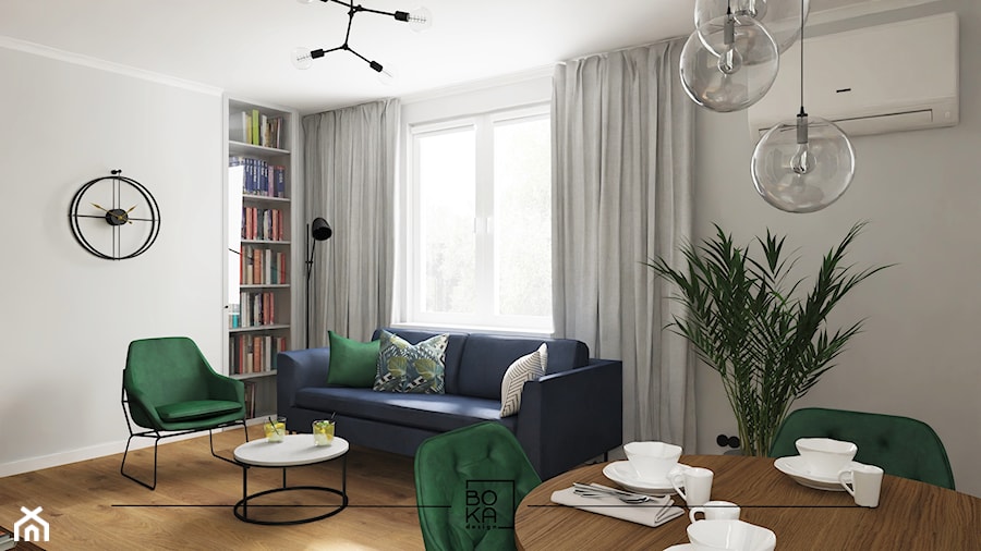 Salon z granatową sofą i zielonym fotelem - zdjęcie od Boka Design