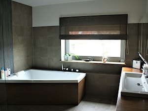 Rolety rzymskie - Średnia z lustrem łazienka z oknem, styl minimalistyczny - zdjęcie od piekneokno